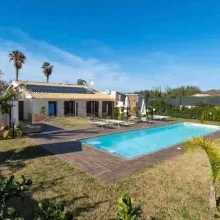 Villa Alicudi - Luxury Seaside Con Piscina Villa *